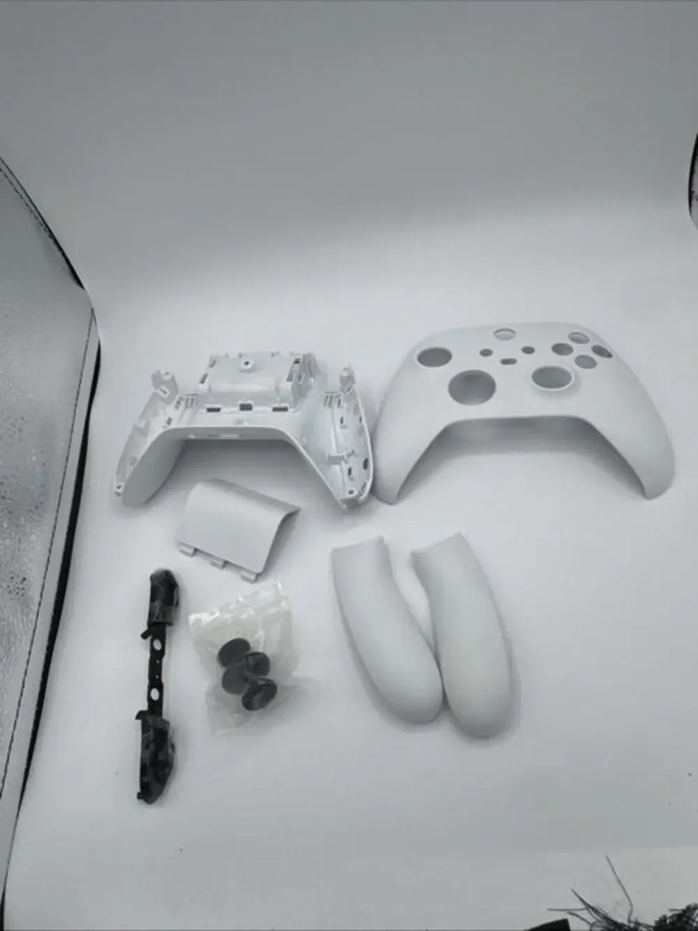White Controller Shell Case Mod Kit with Thumbsticks for Xbox Series X S